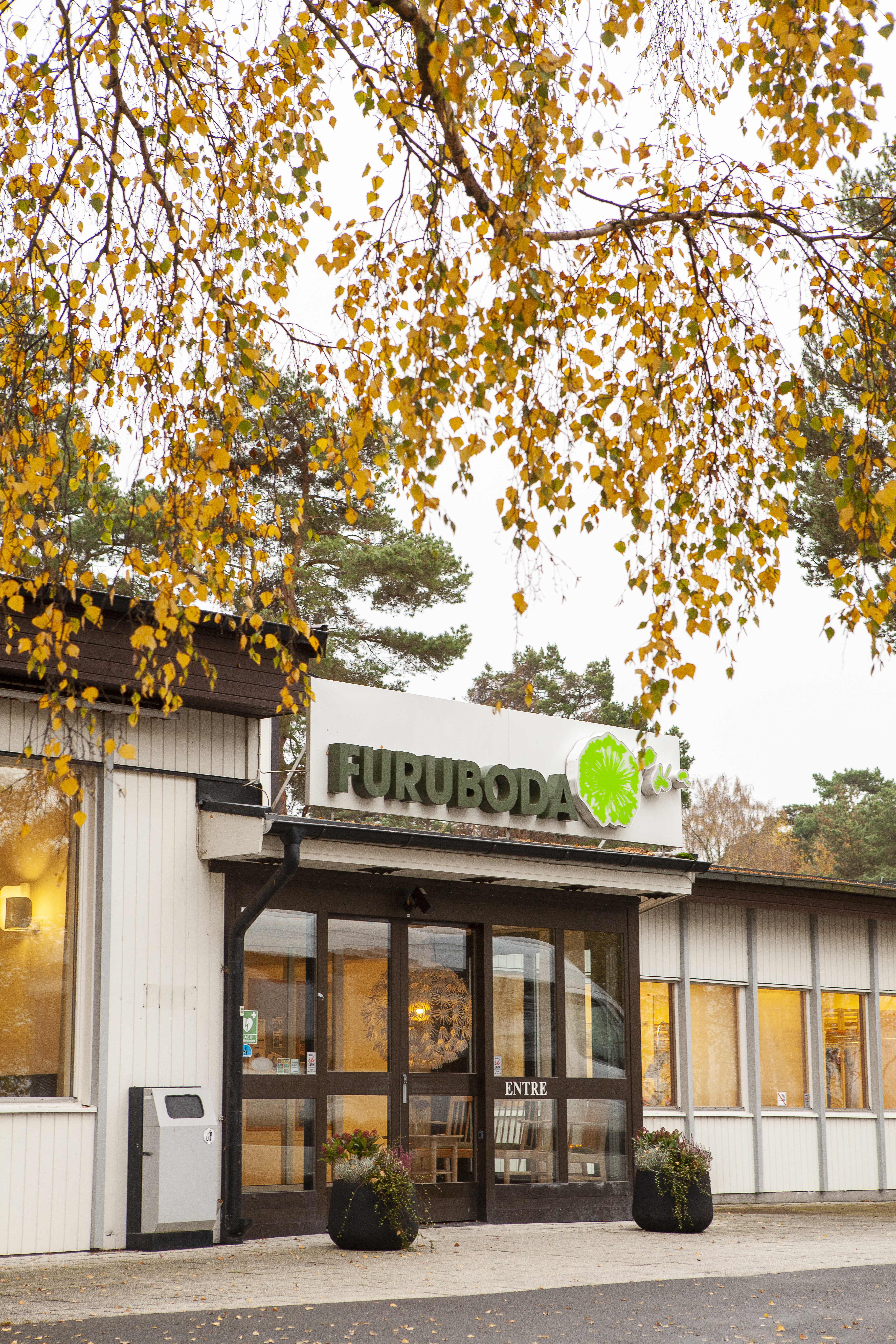 Entrédörr med Furubodas logga ovanför