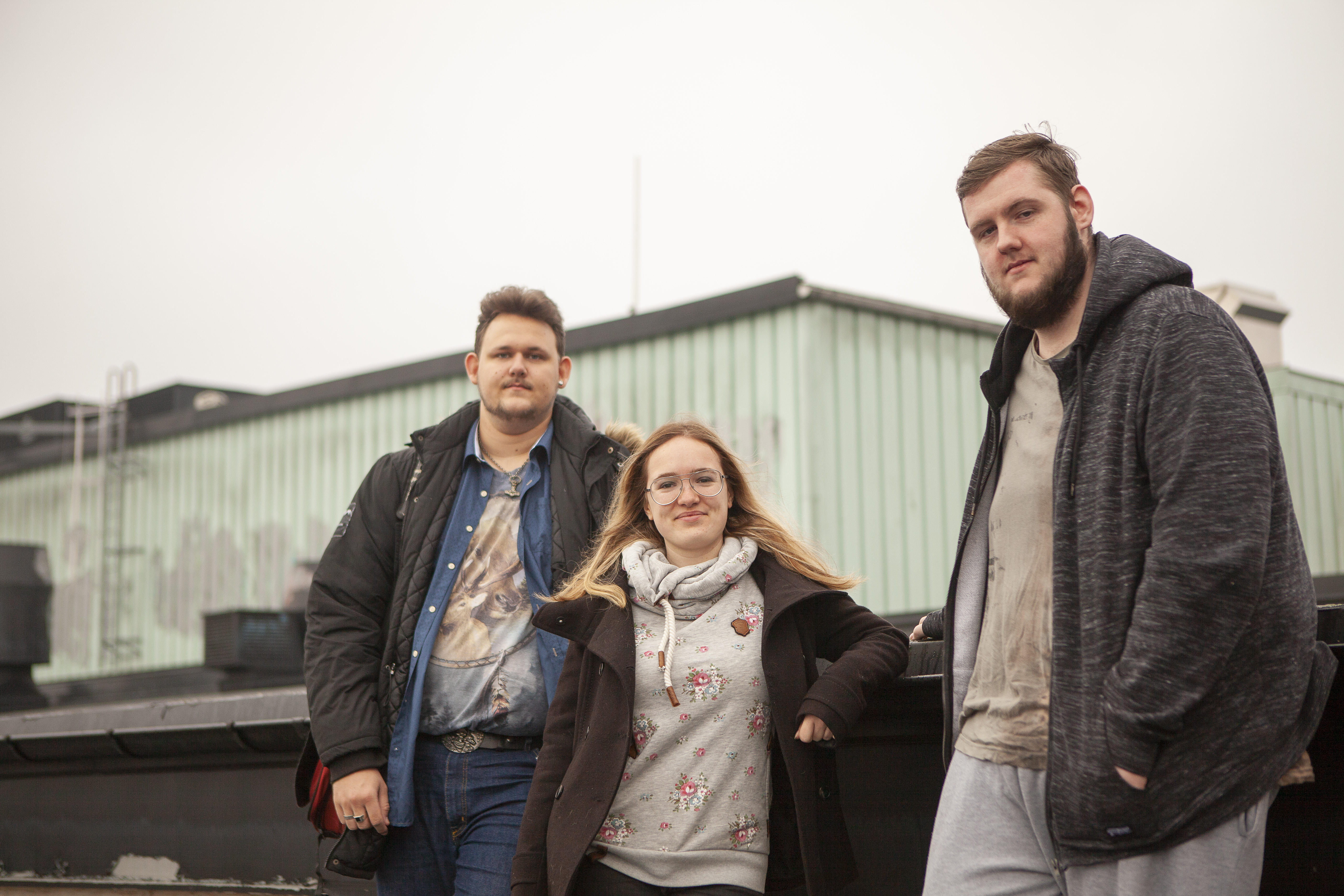 Tre personer i utemiljö