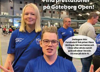 Två ungdomar i blåa tröjor